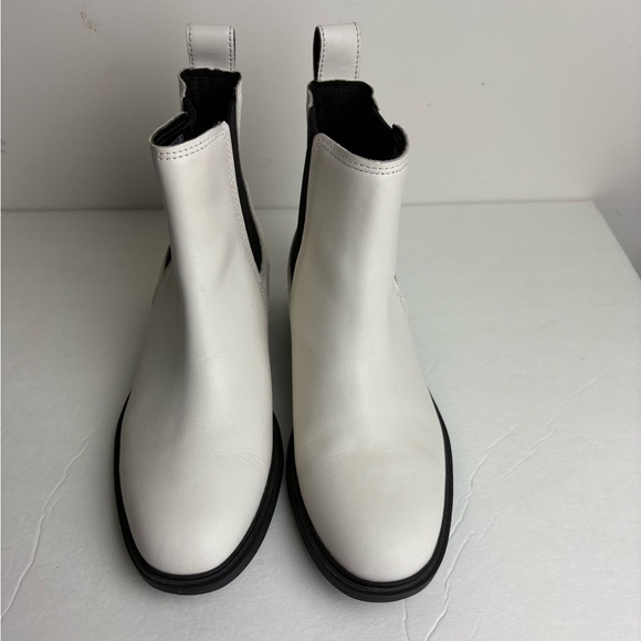Ugg Women's Emmeth White Leather Almond Toe Pull On Chelsea Boot Size 7.5 - Picture 3 of 8